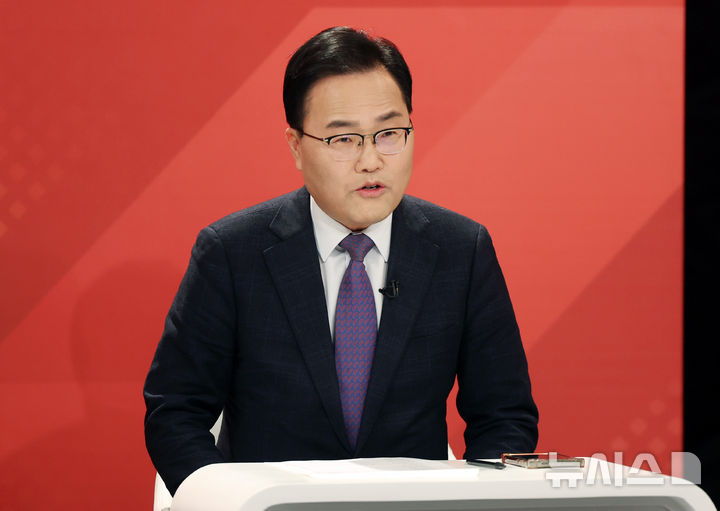 [대구=뉴시스] 이무열 기자 = 홍석준 국민의힘 대구시장 후보가 30일 오후 대구 수성구 TBC에서 열린 국민의힘 대구시장 후보 1차 비전 토론회에 앞서 리허설을 하고 있다. 2026.03.30. lmy@newsis.com