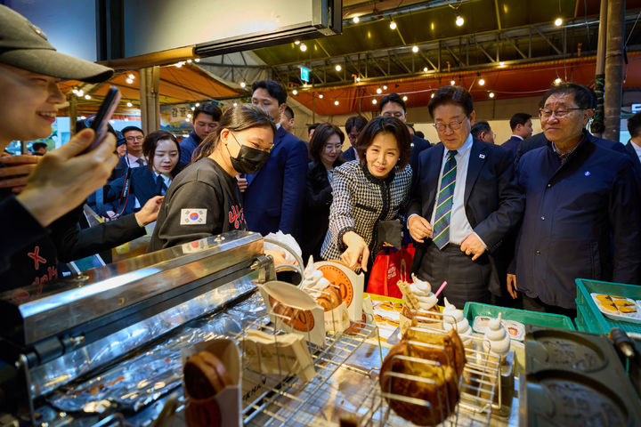[서울=뉴시스] 최동준 기자 = 이재명 대통령과 김혜경 여사가 30일 제주 동문시장을 방문해 장을 보고 있다. (사진=청와대 제공) 2026.03.30. photo@newsis.com *재판매 및 DB 금지