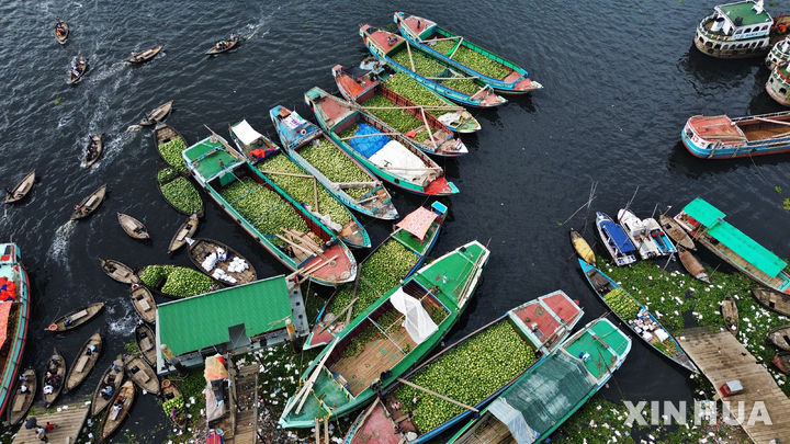 방글라데시 항구에 정박한 '수박선'들