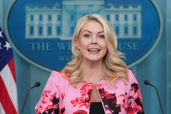 [워싱턴=AP/뉴시스]캐럴라인 레빗 백악관 대변인이 30일(현지 시간) 미 워싱턴DC 백악관에서 정례브리핑을 진행하고 있다. 2026.03.31.