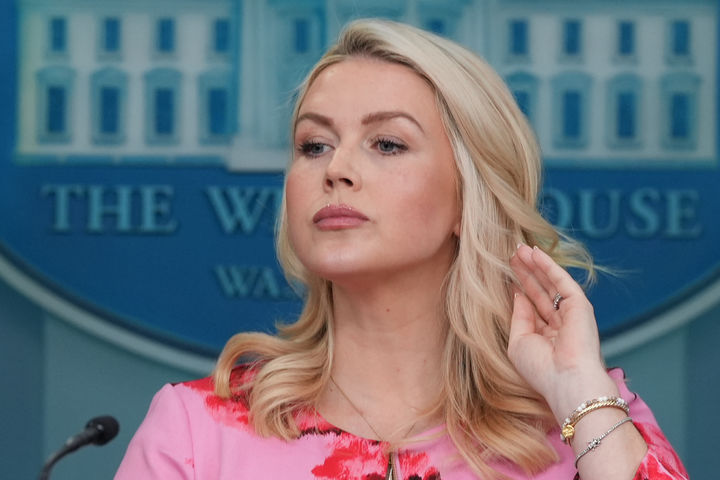 [워싱턴=AP/뉴시스]캐럴라인 레빗 백악관 대변인이 30일(현지 시간) 정례브리핑을 진행하고 있다. 2026.03.31.