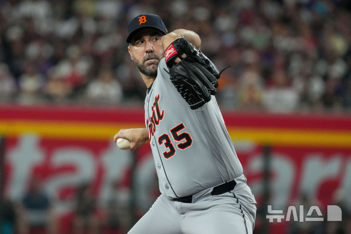 [피닉스=AP/뉴시스] 메이저리그(MLB) 디트로이트 타이거스 투수 저스틴 벌랜더가 30일(현지 시간) 미국 애리조나주 피닉스의 체이스필드에서 열린 2026 MLB 애리조나 다이아몬드백스와의 경기에 선발 등판해 공을 던지고 있다. 2026.03.31.