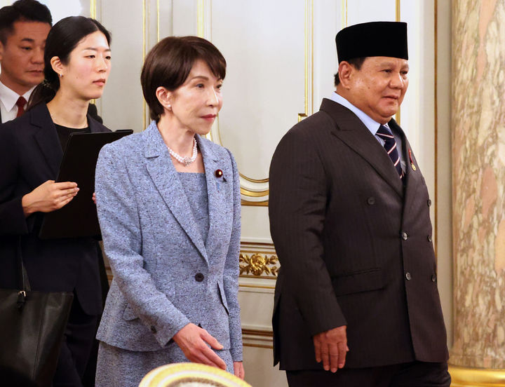 [도쿄=AP/뉴시스] 다카이치 사나에(왼쪽) 일본 총리와 프라보워 수비안토(왼쪽) 인도네시아 대통령이 31일 회담장인 일본 도쿄 아카사카 영빈관에 들어서고 있다. 2026.03.31.