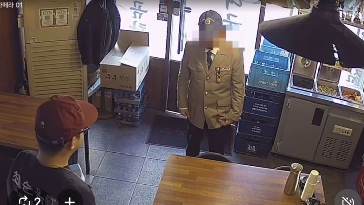 [서울=뉴시스]월남전 참전용사가 제복을 입고 국밥집을 찾은 모습. (사진출처: 스레드)2026.03.31.