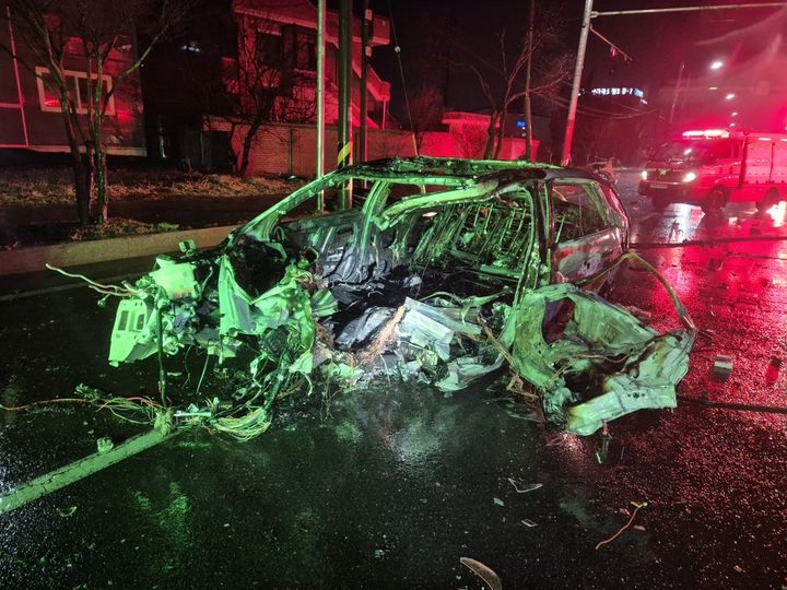 [보령=뉴시스] 지난 30일 오후 10시28분께 충남 보령시 동대동 대천3동행정복지센터 앞 도로에서 전기승용차가 승용차를 들이 받은 후 불이 나 전기차가 뼈대만 남았다. (사진=보령소방서 제공) 2026.03.31. photo@newsis.com *재판매 및 DB 금지