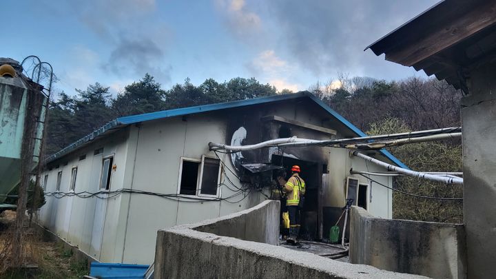 [완주=뉴시스] 31일 오전 5시38분께 전북 완주군 소양면의 한 돈사에서 불이 나 일부가 그을려있다. (사진=전북도소방본부 제공) 2026.03.31. photo@newsis.com *재판매 및 DB 금지
