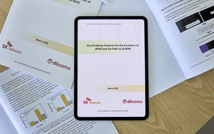 [서울=뉴시스] SK텔레콤은 일본 최대 이동통신사 NTT 도코모(DOCOMO)와 가상 기지국(vRAN) 진화, 인공지능(AI) 기반 무선접속망(AI-RAN) 구현을 위한 백서를 공동 발간했다고 31일 밝혔다. 사진은 두 회사가 공동 발간한 백서 모습. (사진=SKT 제공) 2026.03.31. photo@newsis.com *재판매 및 DB 금지