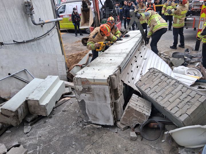 [영주=뉴시스] 영주시 휴천동 담벼락 붕괴 사고 현장에서 매몰자를 구조하고 있다. (사진=경북소방본부 제공) 2026.03.31. photo@newsis.com *재판매 및 DB 금지