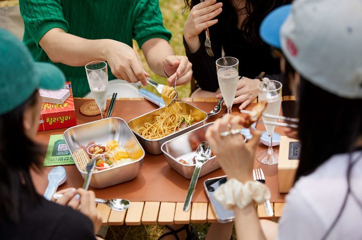 [사울=뉴시스] 식품의약품안전처는 다회용 기구·용기에 대한 위생·안전관리 강화를 위해 '다회용 기구·용기 세척·대여업체 위생관리 지침'을 마련·배포한다고 21일 밝혔다. (사진=우아한형제들 제공. 기사와 직접 관련이 없습니다.) 2026.04.21. photo@newsis.com *재판매 및 DB 금지