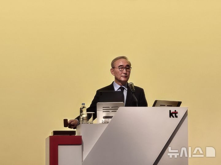 [서울=뉴시스] 윤현성 기자 = 김영섭 KT 대표가 31일 오전 서울 서초구 KT 연구개발센터에서 제44기 정기주주총회를 진행하고 있다. 2026.03.31. hsyhs@newsis.com