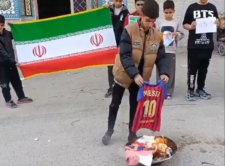 [서울=뉴시스] 지난 5일 백악관에서 열린 MLS컵 우승 행사에서 축구선수 리오넬 메시(인터 마이애미)가 도널드 트럼프 미국 대통령과 대면한 후, 메시가 트럼프 대통령에게 동조했다면서 유니폼을 불태우는 이란인들이 늘어나고 있다. (사진='Troll Football' X 계정 캡처)