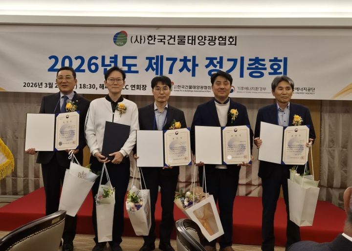 박종수 신성이엔지 상무(가운데)가 기후에너지환경부장관 표창을 수상한 뒤, 다른 수상자들과 함께 기념촬영을 하고 있다..(사진=신성이엔지) *재판매 및 DB 금지