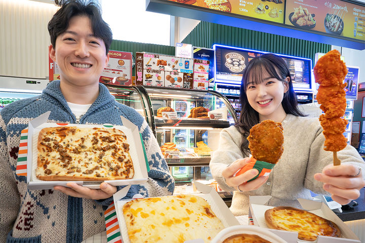 세븐일레븐이 나들이객들을 겨냥해 4월 한 달간 피자, 스무디, 세븐카페 등 40여 종의 즉석식품에 대한 대대적인 봄맞이 할인 프로모션을 진행한다고 31일 밝혔다. *재판매 및 DB 금지