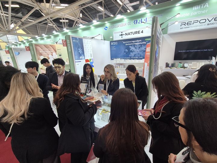 [안동=뉴시스] 지난 26~28일 이탈리아 볼로냐에서 열린 '2026 코스모프로프'의 경북 공동관을 찾은 관람객들. (사진=경북도 제공) 2026.03.31. photo@newsis.com *재판매 및 DB 금지