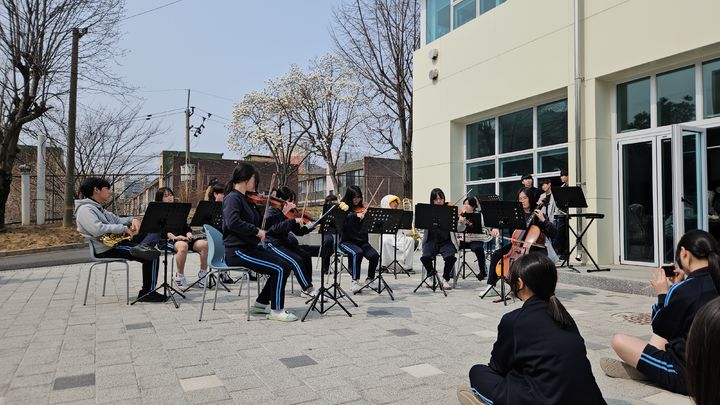 [화성=뉴시스] 안용중학교 학생 동아리연합회가 23~27일 동아리박람회를 개최한 가운데 오케스트라부 학생들이 점심시간을 활용해 연주하고 있다. (사진=화성오산교육지원청 제공) 2026.03.31. photo@newsis.com *재판매 및 DB 금지