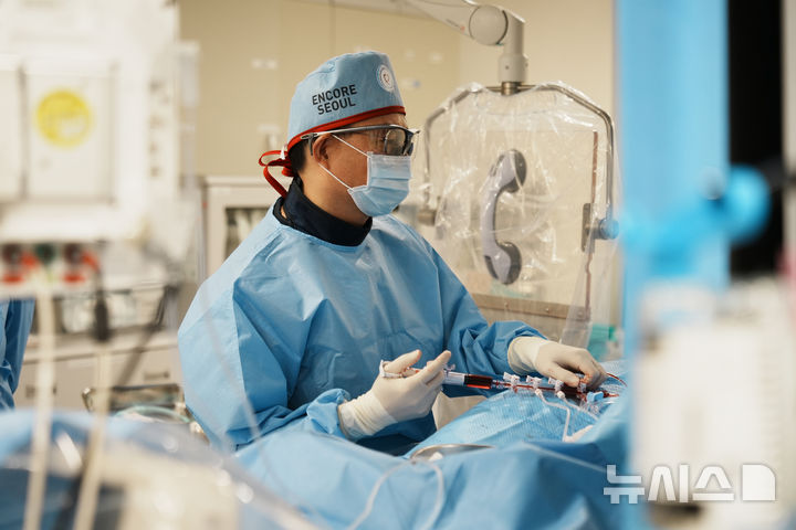 [서울=뉴시스] 한주용 삼성서울병원 순환기내과 교수가 관상동맥중재술을 시행 중이다. (사진= 삼성서울병원 제공)