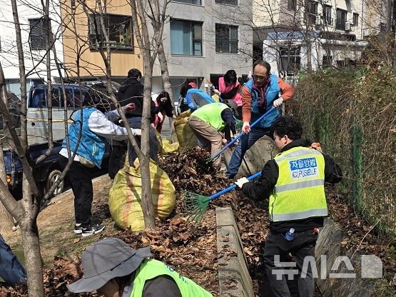 [군포=뉴시스] 송부동 주민들이 '3콤보' 플로깅으로 새봄맞이 환경정비를 벌이고 있다. (사진=군포시 제공). 2026.03.31. photo@newsis.com