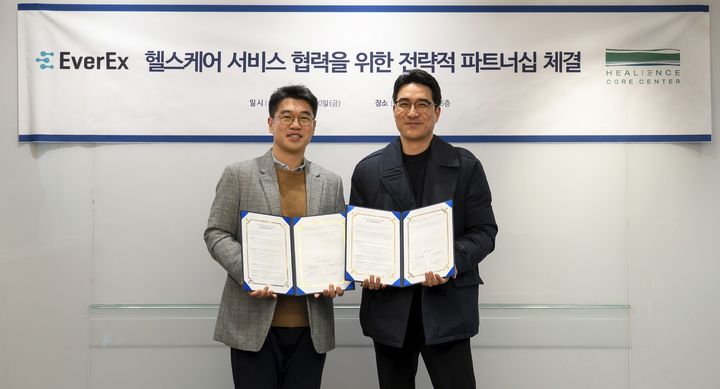 [서울=뉴시스] 서정원 힐리언스코어운동센터장(오른쪽)과 서해상 에버엑스 국내사업본부장(왼쪽)이 대웅제약 본사에서 MOU 기념 사진촬영을 하고 있다. (사진=대웅제약 제공) 2026.03.31. photo@newsis.com *재판매 및 DB 금지