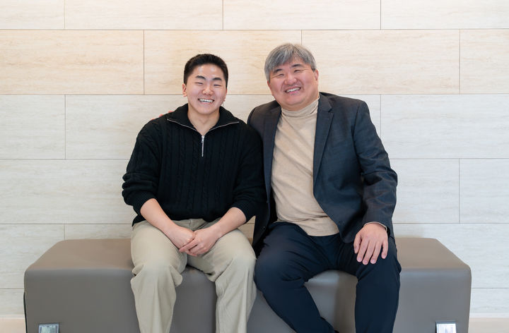 (오른쪽부터) GIST 윤진호 환경·에너지공학과 교수(교신저자), 김희수 석사과정생(제1저자) (사진=GIST 제공) photo@newsis.com *재판매 및 DB 금지