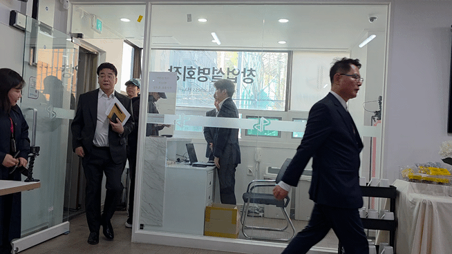 [서울=뉴시스] 김상윤 기자 = 백종원 더본코리아 대표가 31일 오전 서울 서초구에서 열린 더본코리아 정기주주총회장에 입장하고 있다. 2026.03.31 kimsy@newsis.com *재판매 및 DB 금지