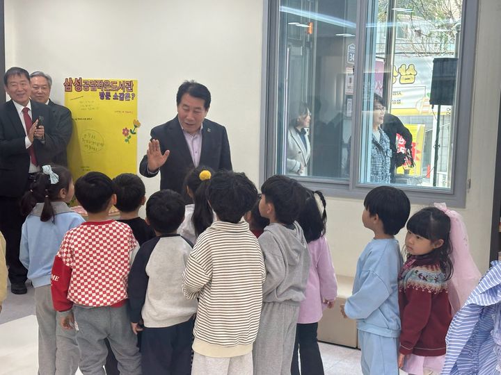 [양산=뉴시스] 나동연 시장이 삼성공립작은도서관 개관식에 참석해 시설을 둘러보고 있다. (사진= 양산시 제공) 2026.03.31. photo@newsis.com *재판매 및 DB 금지