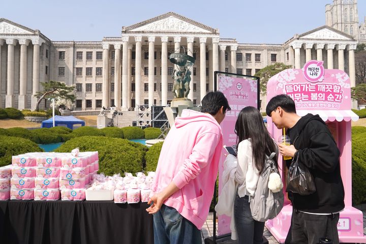 [서울=뉴시스] '깨끗한나라 벚꽃 깨크닉' 캠페인. (사진=깨끗한나라 제공) 2026.03.31. photo@newsis.com *재판매 및 DB 금지
