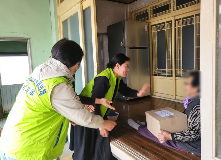 [창녕=뉴시스] 명예사회복지공무원이 대상자 가정을 방문해 꾸러미를 전달하고 있다. (사진=창녕군 제공) 2026.03.31. photo@newsis.com *재판매 및 DB 금지