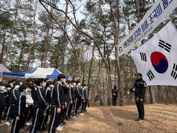 [창녕=뉴시스] 남지읍 아지리 오봉능선 일대에서 현장 견학을 하고 있다. (사진=창녕군 제공) 2026.03.31. photo@newsis.com *재판매 및 DB 금지