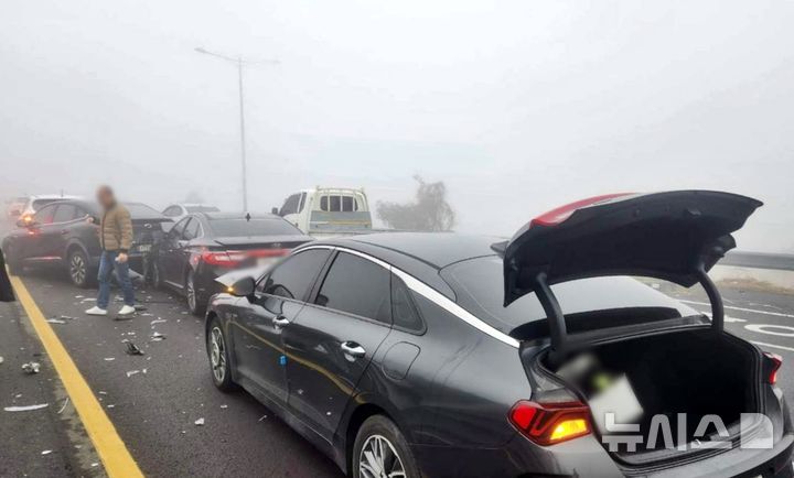 [제주=뉴시스] 31일 오전 제주 평화로 새별오름 인근 도로에서 차량 연쇄 추돌 사고가 발생해 소방당국이 수습에 나서고 있다. (사진=제주소방안전본부 제공) 2026.03.31. photo@newsis.com