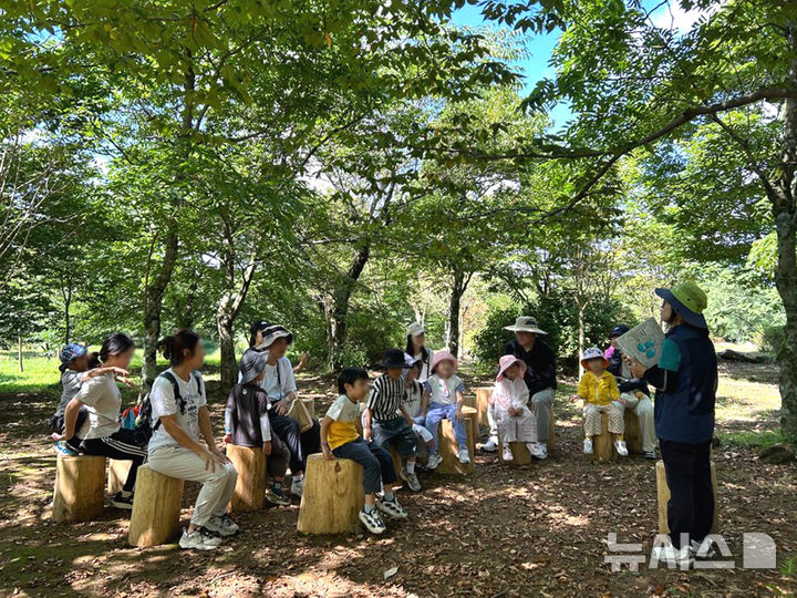 [제주=뉴시스] 제주도 한라생태숲에서 진행하는 유아숲교육. (사진=제주도 제공) photo@newsis.com