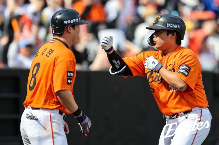[서울=뉴시스] 프로야구 한화 이글스의 강백호(오른쪽)가 29일 대전 한화생명볼파크에서 열린 2026 신한 쏠 KBO리그 키움 히어로즈와의 경기에서 홈런을 친 뒤 노시환과 기뻐하고 있다. (사진=한화 이글스 제공) 2026.03.29. *재판매 및 DB 금지