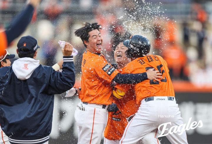 [서울=뉴시스] 프로야구 한화 이글스의 강백호(가운데)가 28일 대전 한화생명볼파크에서 열린 2026 신한 쏠 KBO리그 키움 히어로즈와의 경기에서 끝내기 안타를 친 뒤 동료들과 기뻐하고 있다. (사진=한화 이글스 제공) 2026.03.28. *재판매 및 DB 금지