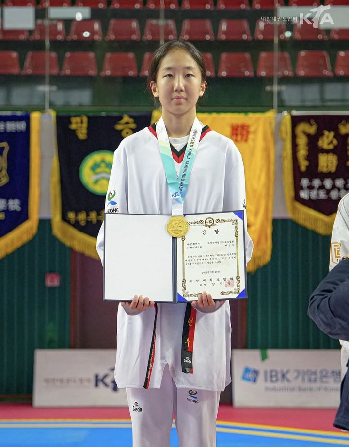 [고성(경남)=뉴시스] 신정철 기자= 경남 고성여자중학교 3학년 허연우 선수가 지난 23일부터 29일까지 7일간 경상북도 영천체육관에서 개최된 2026년 전국종별태권도선수권대회에서 여자중등부 L-웰터급 겨루기 경기에서 1위를 차지했다.사진은 허연우 선수의 우승 기념사진.(사진=고성군 제공).2026.03.31. photo@newsis.com *재판매 및 DB 금지