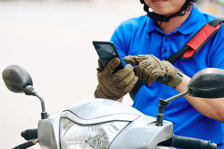 [서울=뉴시스] 지난 30일(현지시각) 사우스차이나모닝포스트(SCMP)는 중국 청년들 사이에서 연인과 함께 자전거로 음식을 배달하며 데이트를 즐기는 독특한 트렌드가 유행한다고 보도했다. (사진=유토이미지)