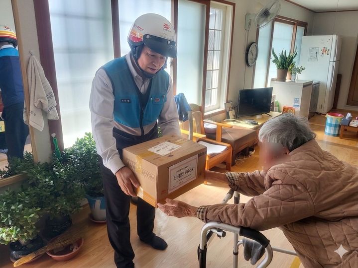 [고성(경남)=뉴시스] 신정철 기자= 경남 고성군은 사회적 고립 위험에 노출된 1인 가구를 지원하기 위해 고성우체국과 함께 '안부살핌 우편서비스' 사업을 본격 시작했다고 31일 밝혔다.사진은 고성우체국 집배원이 복지택배를 직접 전달하며 안부를 확인하고 있는 모습.(사진=고성군 제공).2026.03.31. photo@newsis.com *재판매 및 DB 금지