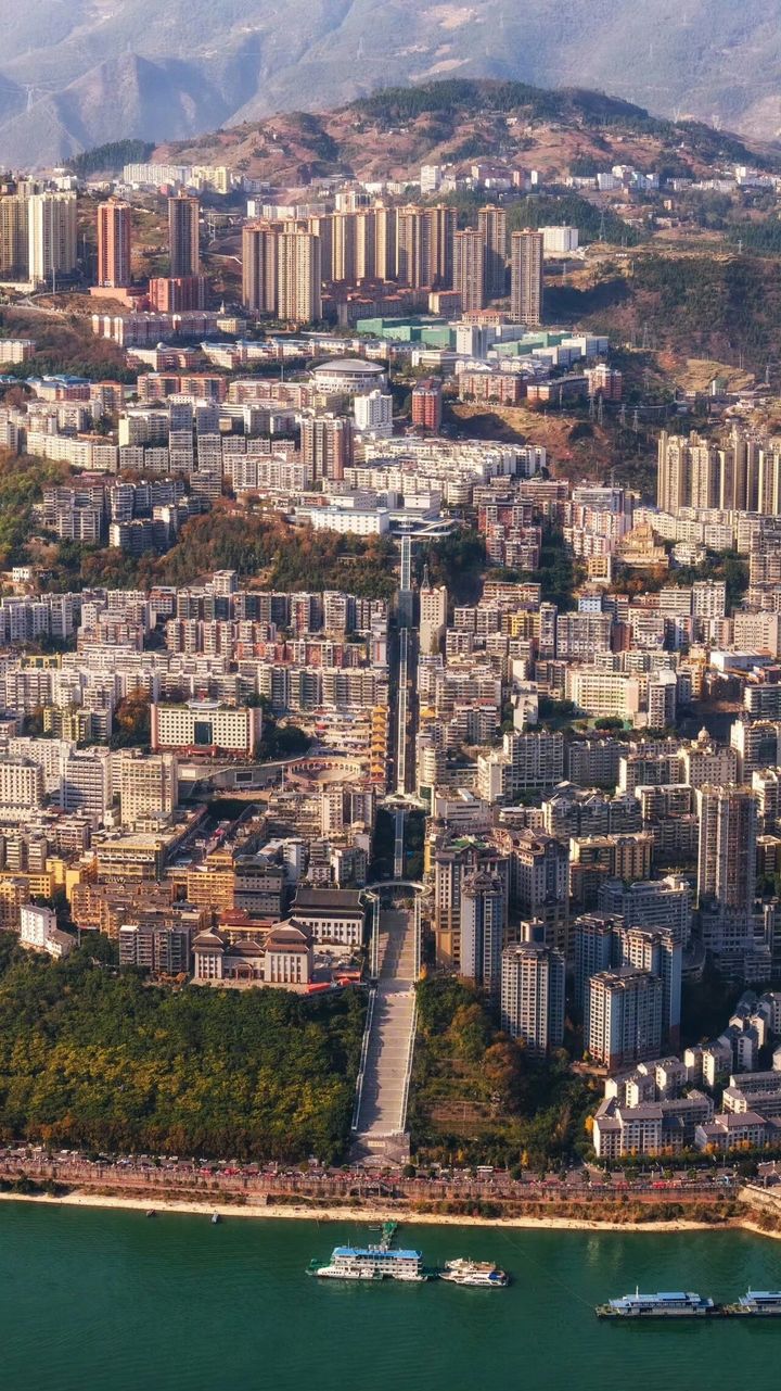 [서울=뉴시스] 중국 충칭시가 총 길이 약 905m, 수직 높이 242.14m '우산 선녀 에스컬레이터' 운영에 들어갔다.(사진출처: 웨이보) 2026.03.31. 