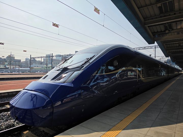 [서울=뉴시스] 코레일은 고속열차 공급 좌석 부족문제 해소와 2004년 국내 첫 도입됐던 KTX-1의 기대수명이 도래하면서 노후 열차 교체를 위해 오는 2027년부터 동력분산식 고속열차 EMU-320 17대를 순차적으로 도입한다. 사진은 현대로템이 제작한 EMU-320. 2026.03.31. (사진=코레일 제공) photo@newsis.com *재판매 및 DB 금지