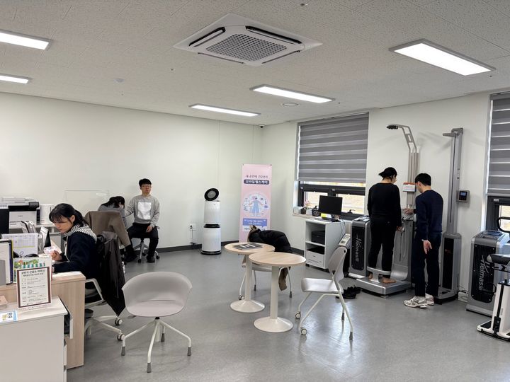 [밀양=뉴시스] 건강채움센터 건강관리실에서 모바일 헬스케어 사업 참여자를 대상으로 사전 검진 및 상담을 진행하고 있다. (사진=밀양시 제공) 2026.03.31. photo@newsis.com *재판매 및 DB 금지