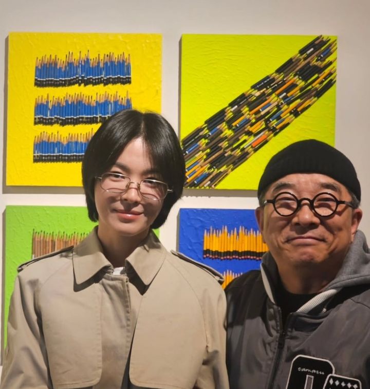 [서울=뉴시스] 배우 송혜교가 가수 김수철의 전시회를 방문한 근황이 공개됐다. (사진=인스타그램 캡처) 2026.03.31. photo@newsis.com *재판매 및 DB 금지