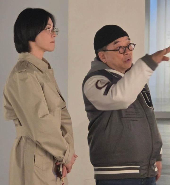 [서울=뉴시스] 배우 송혜교가 가수 김수철의 전시회를 방문한 근황이 공개됐다. (사진=인스타그램 캡처) 2026.03.31. photo@newsis.com *재판매 및 DB 금지