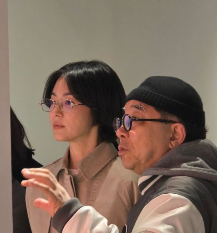 [서울=뉴시스] 배우 송혜교가 가수 김수철의 전시회를 방문한 근황이 공개됐다. (사진=인스타그램 캡처) 2026.03.31. photo@newsis.com *재판매 및 DB 금지