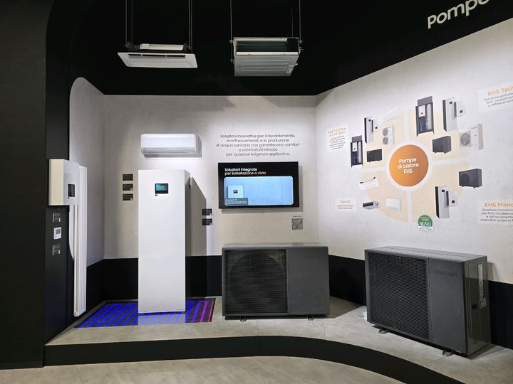 [서울=뉴시스] 삼성전자가 24~27일 이탈리아 밀라노에서 열린 MCE(Mostra Convegno Expocomfort) 2026에 삼성부스를 마련했다. 'AI 무풍콤보 프로 벽걸이' 가정용 에어컨과 'EHS 올인원' 제품. 2026.03.31. (사진=삼성전자 제공) *재판매 및 DB 금지