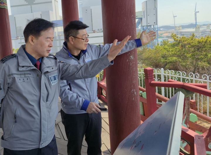 [인천=뉴시스] 31일 한창훈(왼쪽) 인천경찰청장이 인천 옹진군 영흥도 한국남동발전 영흥발전본부를 찾아 테러 대응체계 등을 점검하고 있다. (사진=인천경찰청 제공) 2026.03.31. photo@newsis.com *재판매 및 DB 금지