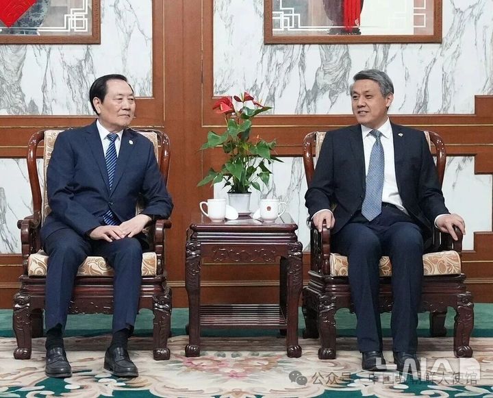 [베이징=뉴시스] 왕야쥔 주북한 중국대사가 30일 대사관에서 방북 중인 중국아주경제발전협회 대표단의 권순기 회장과 만나 대화하고 있다.(사진=주북한 중국대사관 위챗 계정 갈무리) 2026.03.31 photo@newsis.com