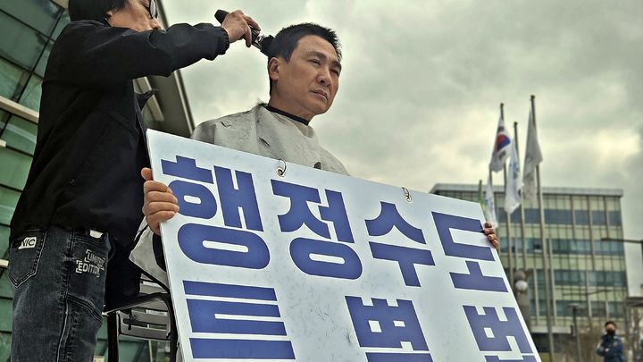 [세종=뉴시스] 송승화 기자 = 31일 보람동 세종시청에서 김수현 더불어민주당 시장 예비후보가 삭발을 하고 있다. 2026.03.31. ssong1007@newsis.com *재판매 및 DB 금지