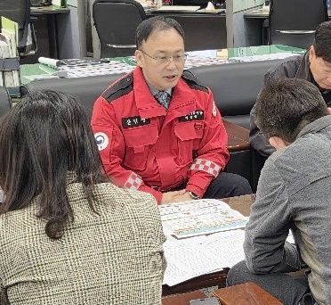[대전=뉴시스] 31일 이용권 산림청 산림재난통제관이 영남산불 1년 산림정책 개선사항과 효과에 대해 설명하고 있다. *재판매 및 DB 금지