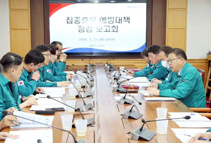 [창원=뉴시스] 강경국 기자 = 장금용 경남 창원시장 권한대행이 31일 집중호우 예방대책 보고회를 주재하고 있다. (사진=창원시청 제공). 2026.03.. photo@newsis.com *재판매 및 DB 금지