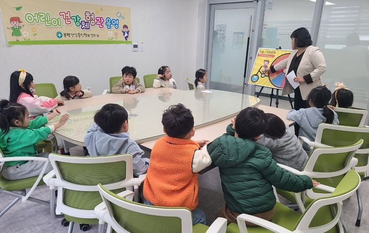 [평창=뉴시스] 용평 보듬이나눔이 어린이집에서 건강 체험관을 운영하며 아이들이 다양한 건강 체험에 참여하고 있다. (사진=평창군 제공) 2026.03.31. photo@newsis.com *재판매 및 DB 금지