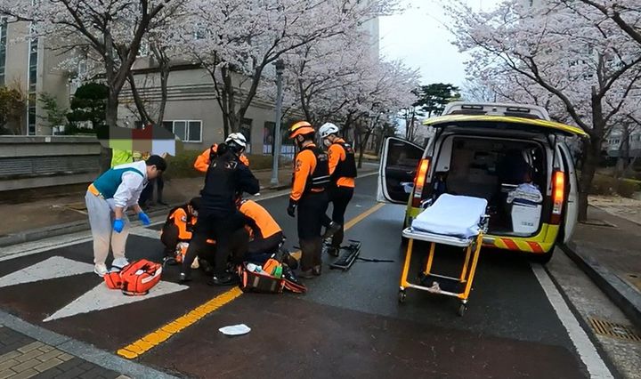 [울산=뉴시스] 30일 오후 6시 3분께 울산시 북구 신천동의 한 아파트단지 내에서 초등생 A(7)양이 SUV 차량에 치여 출동한 구급대원이 응급처치를 실시하고 있다. A양은 심정지 상태로 병원으로 이송됐으나 끝내 숨졌다. 2026.03.31. (사진=울산소방본부 제공) photo@newsis.com *재판매 및 DB 금지