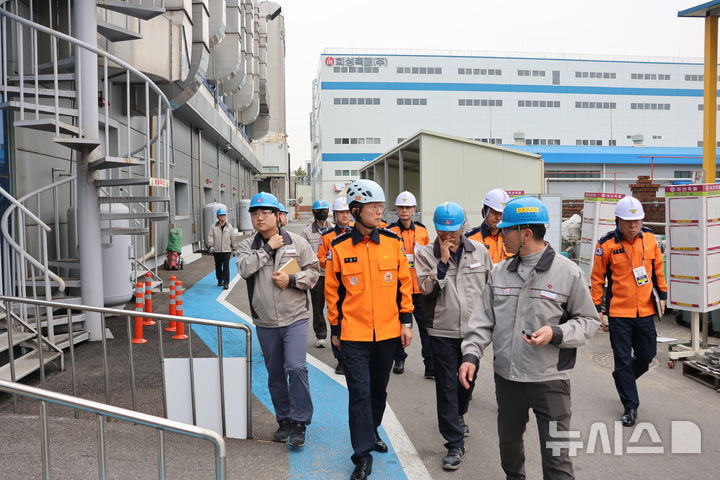[시흥=뉴시스] 김태연 시흥소방서장(사진 왼쪽 두번째)이 관내 자동차 부품 제조기업인 희성촉매㈜를 방문해 현장 안전 지도를 벌이고 있다. (사진=시흥소방서 제공).2026.03.31. photo@newsis.com